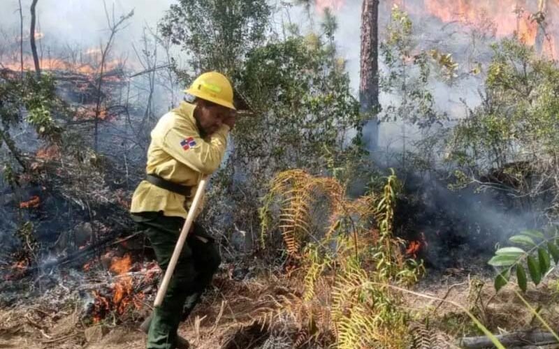 Desconocidos incendiaron cuencas altas del Río Yaque del Sur