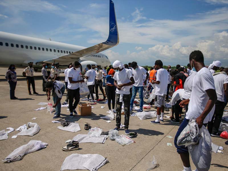 En medio de la ola de violencia, EE. UU. deporta hacia Haití a 52 migrantes