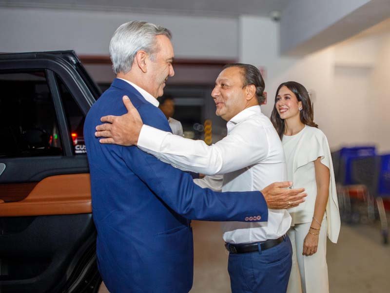 Reunión de Luis Abinader y Abel Martínez se extendió por más de hora y media