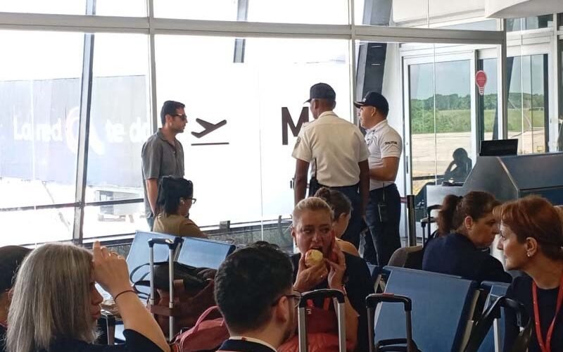 Turista italiano que lanzó taza de café a agente de Politur sale del país
