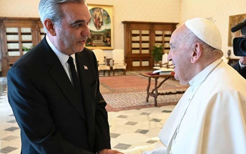 Papa Francisco felicita al presidente Abinader por su reelección