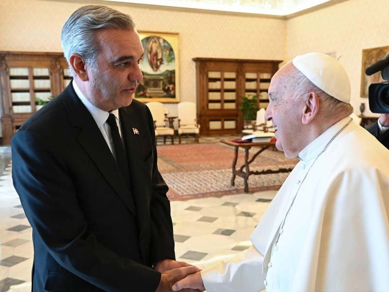 Papa Francisco felicita al presidente Abinader por su reelección