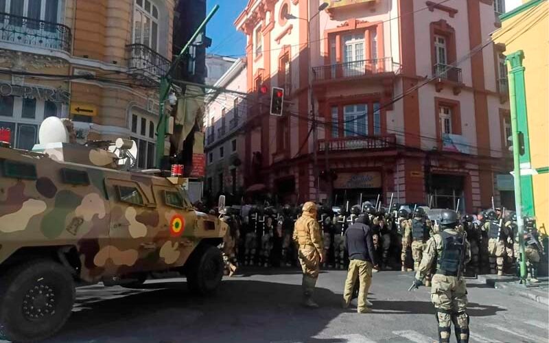 Tanques y militares armados intentan tomar la sede del Ejecutivo en Bolivia