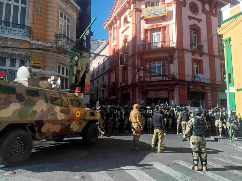 Tanques y militares armados intentan tomar la sede del Ejecutivo en Bolivia