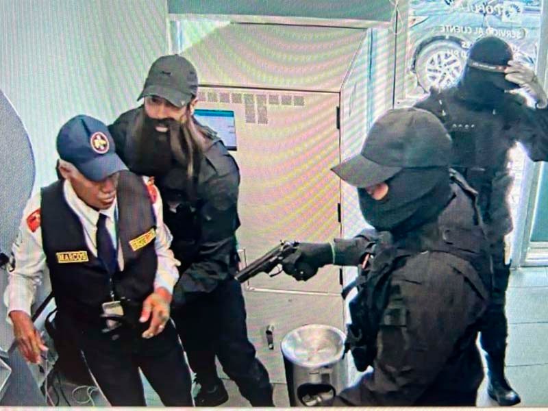 Asaltantes cargaron con 1.6 millones de pesos del Banco Popular