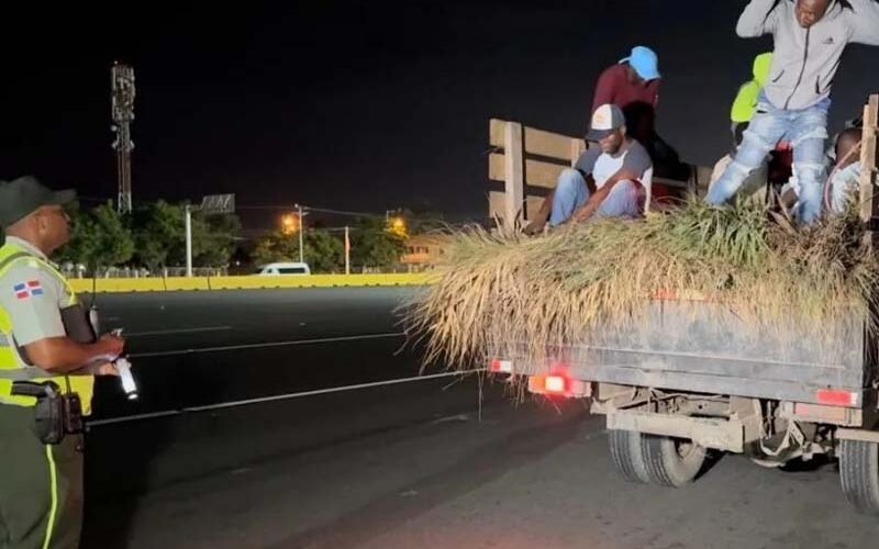 Digesett descubre haitianos indocumentados escondidos en un camión