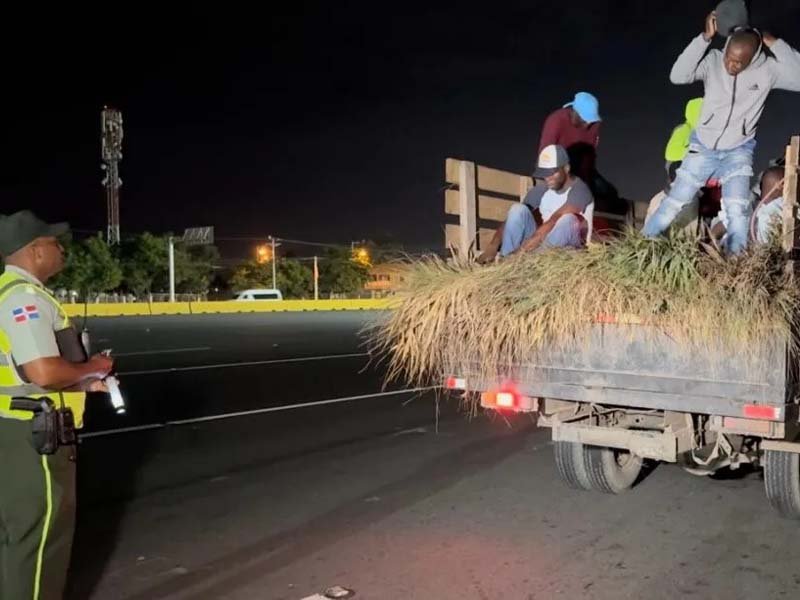 Digesett descubre haitianos indocumentados escondidos en un camión