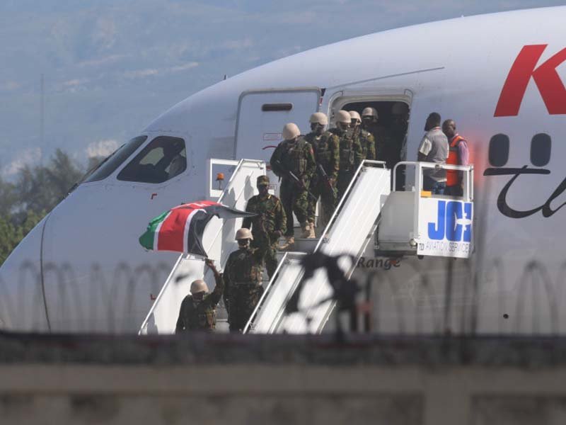 Llega a Haití primer contingente de policías kenianos para una misión de seguridad