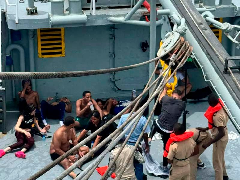 Rescatan 17 personas tras zozobrar embarcación clandestina en la Costa Norte del país