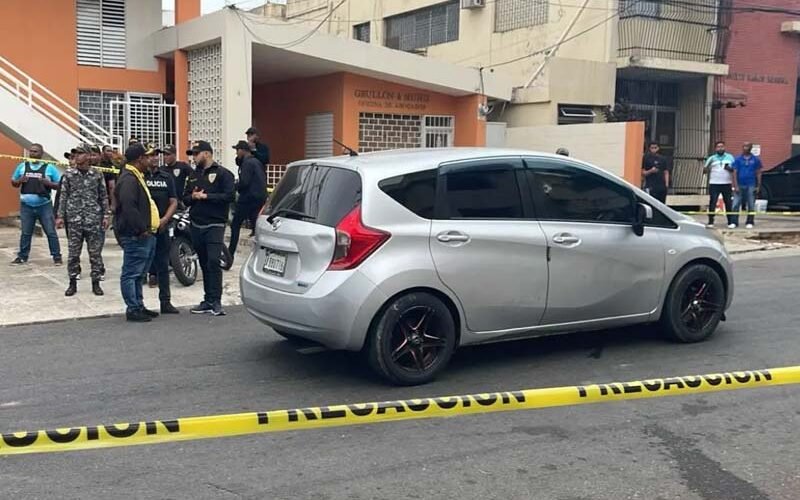 Homicidio – suicidio entre hermanastros dentro de un vehículo en la capital