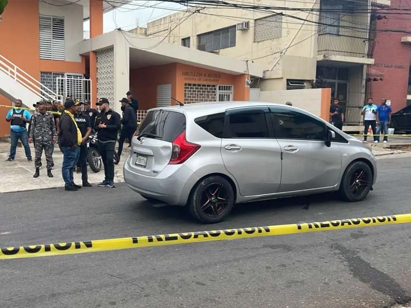 Homicidio – suicidio entre hermanastros dentro de un vehículo en la capital