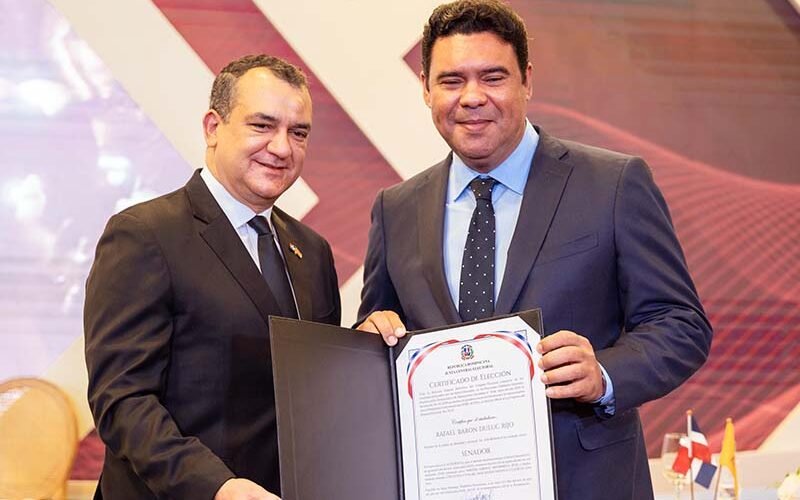 Pleno de la JCE entregó certificado de elección al senador electo Rafael Duluc (Cholitín)