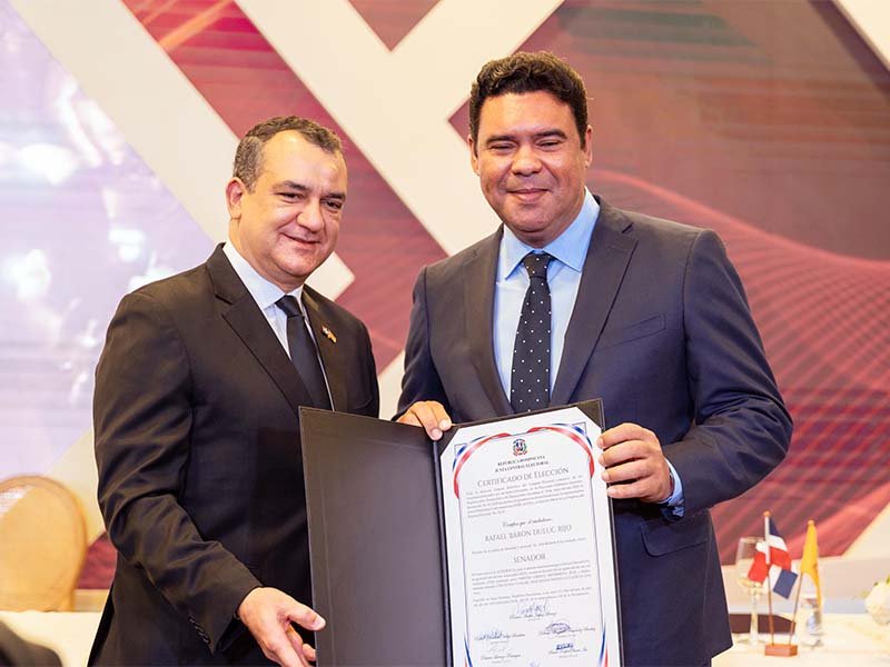 Pleno de la JCE entregó certificado de elección al senador electo Rafael Duluc (Cholitín)