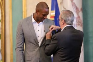 Presidente condecora con Medalla al baloncestista dominicano Al Horford