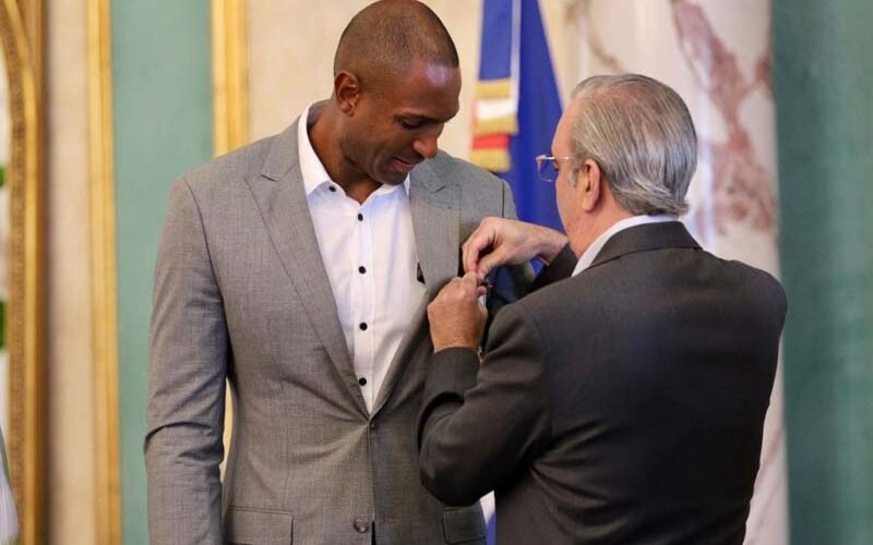 Presidente condecora con Medalla al baloncestista dominicano Al Horford