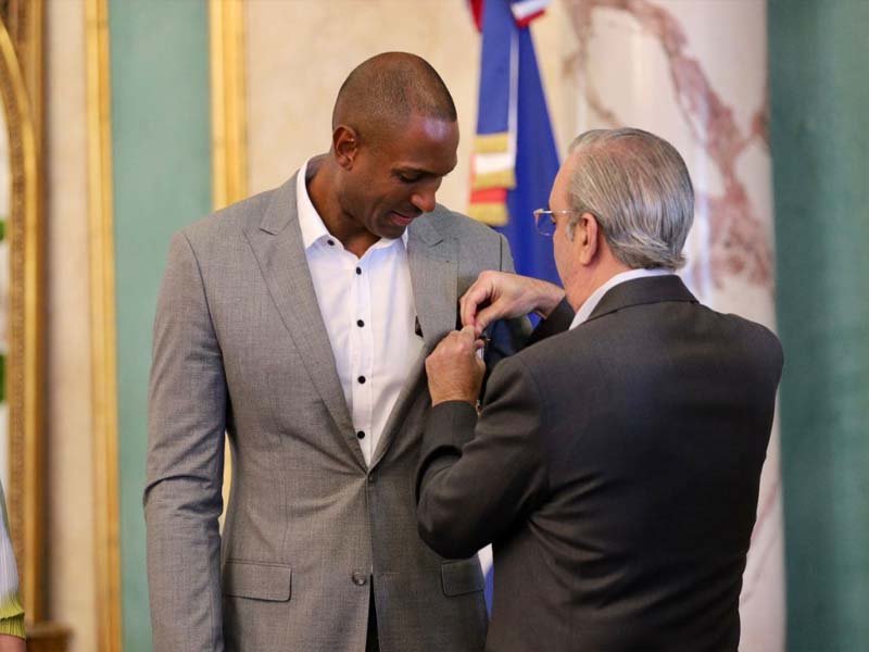 Presidente condecora con Medalla al baloncestista dominicano Al Horford