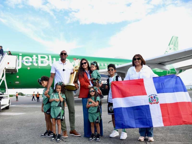 Al Horford llega a RD con trofeo de campeón de la NBA