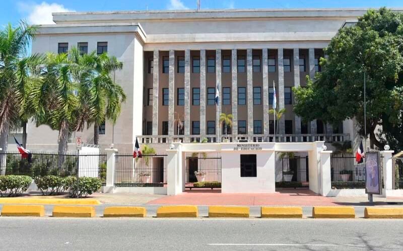 Minerd lamenta fallecimiento de estudiante en Barahona y dispone investigación exhaustiva