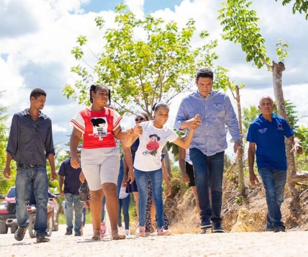 Senador Rafael Duluc visita Junta de Vecinos Infantil de Los Memizos