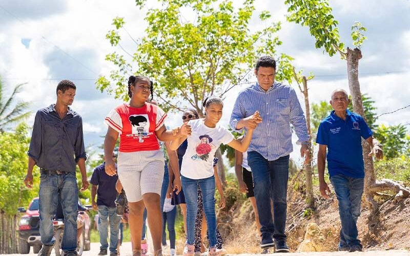 Senador Rafael Duluc visita Junta de Vecinos Infantil de Los Memizos