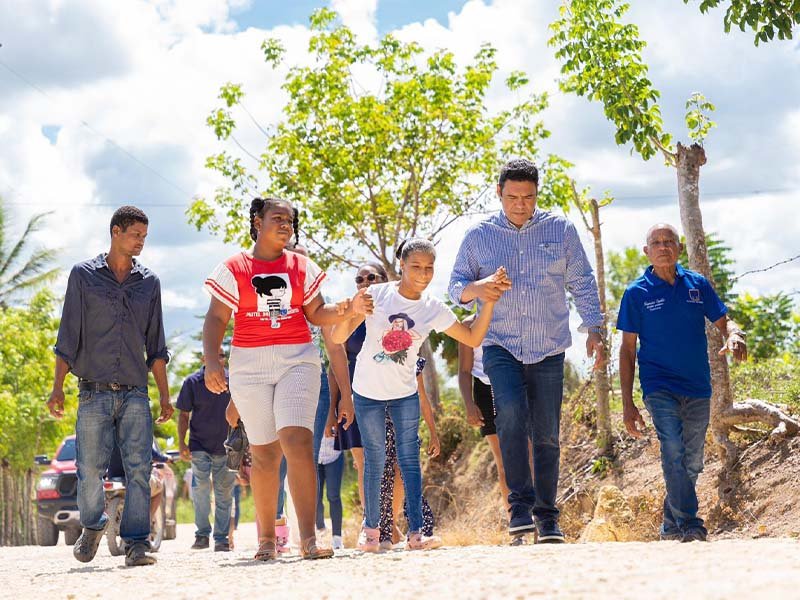 Senador Rafael Duluc visita Junta de Vecinos Infantil de Los Memizos