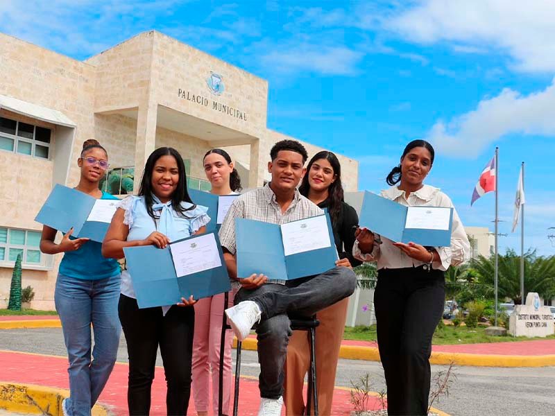 Alcaldía Verón – Punta Cana Otorga becas educativas a estudiantes para el nuevo cuatrimestre en la UCE