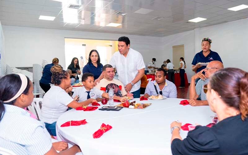 Cholitín agasaja con almuerzo navideño a integrantes del Patronato de Ciegos