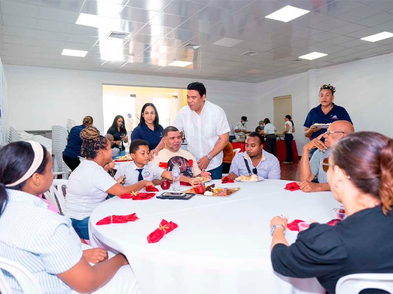 Cholitín agasaja con almuerzo navideño a integrantes del Patronato de Ciegos