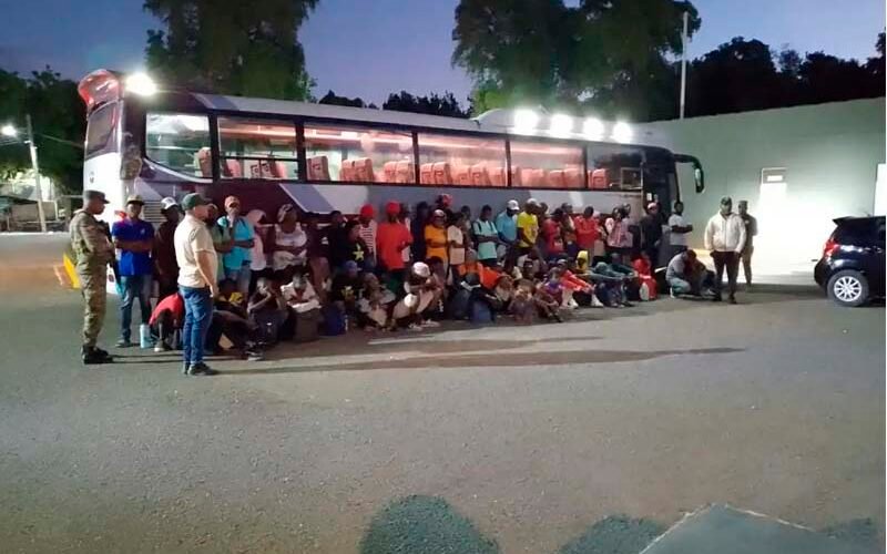 Autoridades detienen a más de 70 haitianos ilegales en Azua