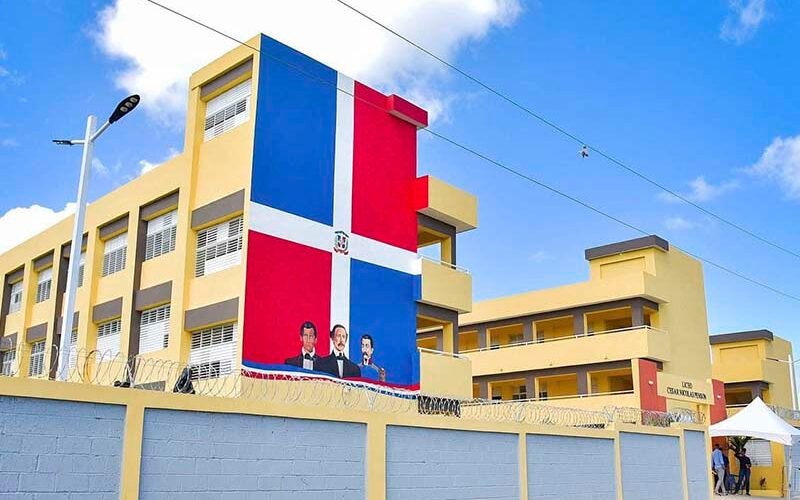 Presidente Luis Abinader inaugura liceo para 840 estudiantes en la provincia La Altagracia