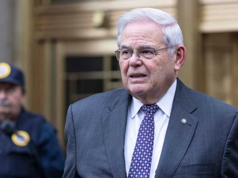 Condenan a Bob Menéndez a 11 años de cárcel por corrupción