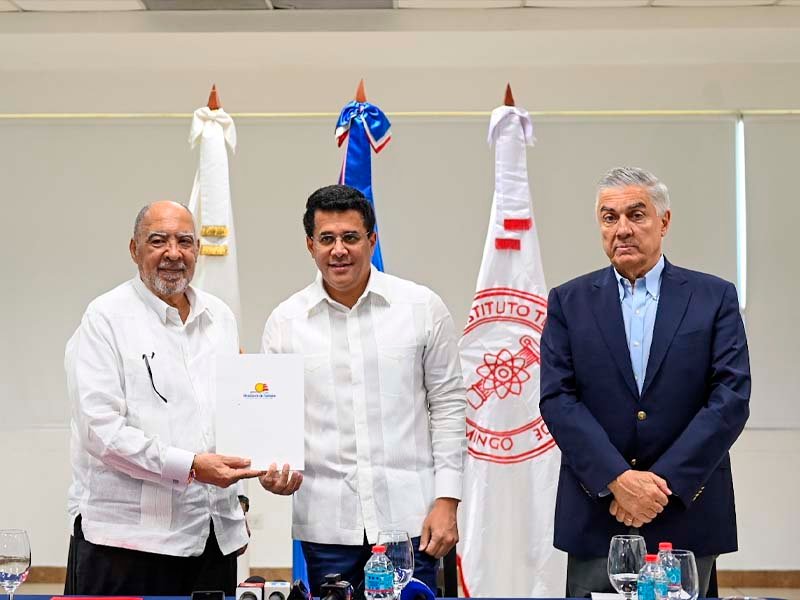 Turismo entrega un millón de dólares a universidades para investigación del sargazo