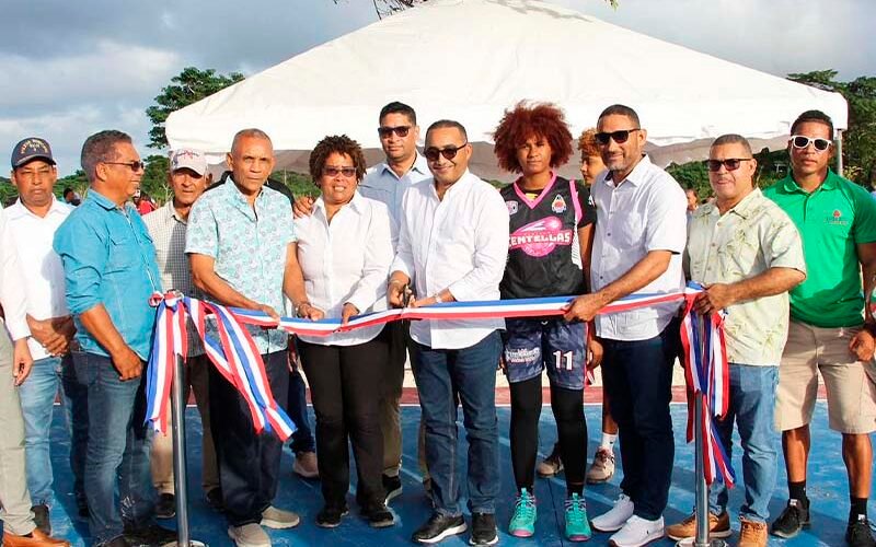 Manolito inaugura cancha de Baloncesto de El Caño, en la Ceiba Del Salado