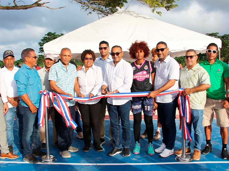 Manolito inaugura cancha de Baloncesto de El Caño, en la Ceiba Del Salado