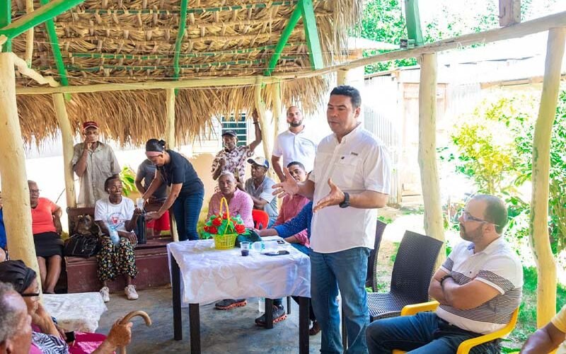 El senador Cholitín visita la comunidad de Los Negros y reafirma su compromiso de escuchar y trabajar por la gente