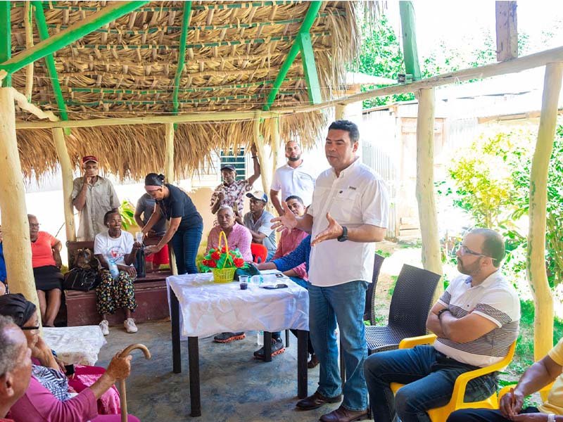 El senador Cholitín visita la comunidad de Los Negros y reafirma su compromiso de escuchar y trabajar por la gente
