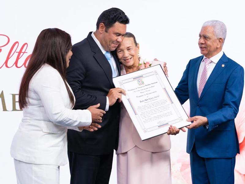 La Altagracia Resalta en el Senado con Reconocimiento Especial a Santa Melo en «Raíces de Grandeza: Mujeres que Transforman»