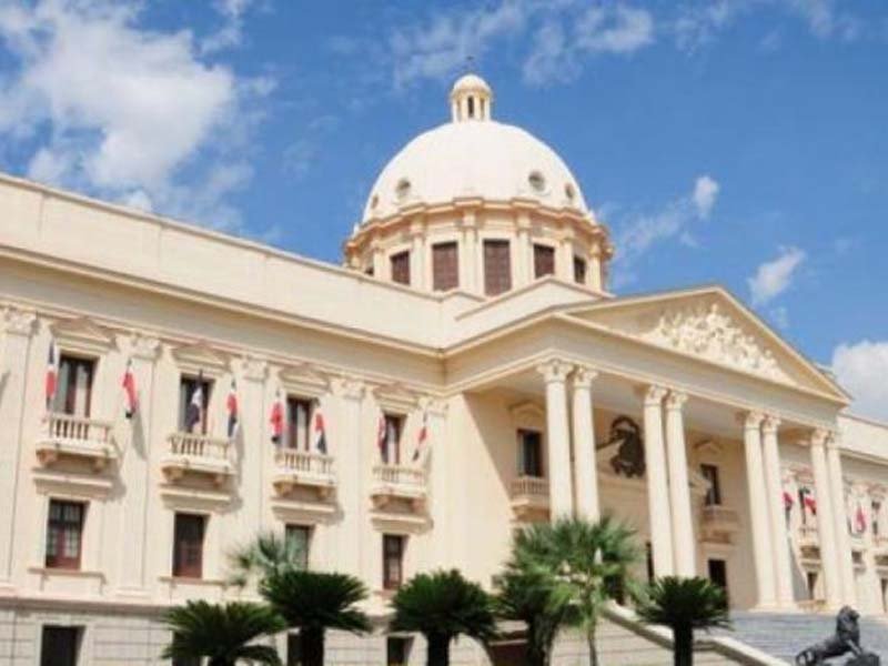 Presidente designa nuevos funcionarios mediante el decreto103-25