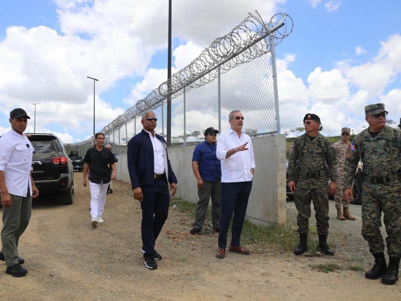 Abinader manda a Amnistía Internacional a trabajar en Haití, mientras él recorre la frontera