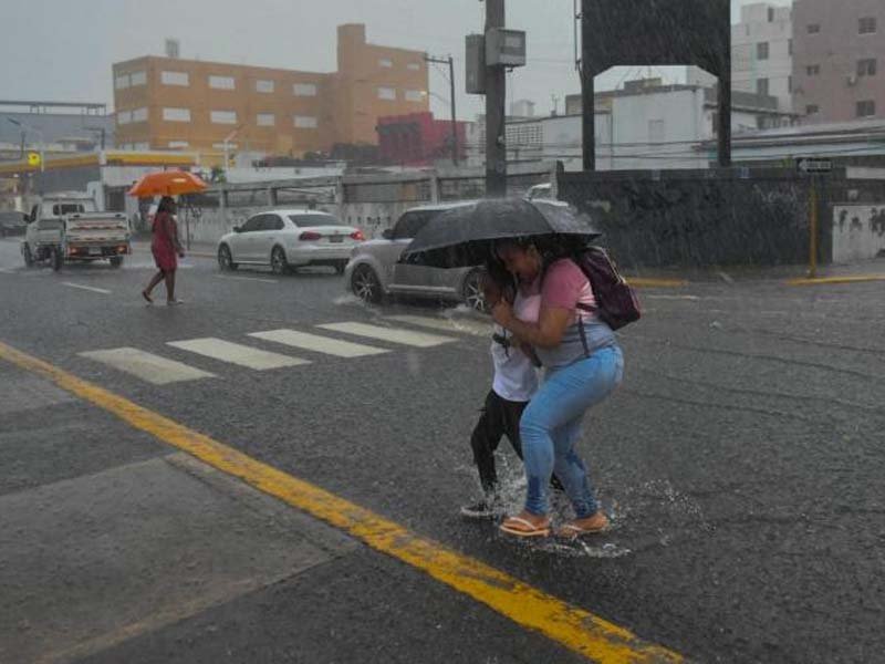 Fuertes aguaceros sobre el país; mantienen alerta en 14 provincias