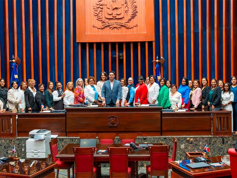Senador Rafael B. Duluc reconoce el valor de la mujer altagraciana en visita guiada al Senado de la República
