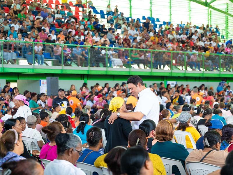 Senador Rafael Duluc continúa celebrando el Día de las Madres en La Altagracia