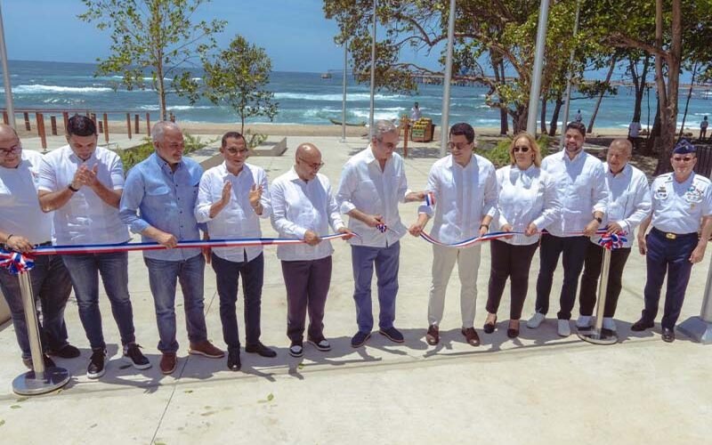 Presidente Abinader y ministro Collado inauguran malecón de Haina