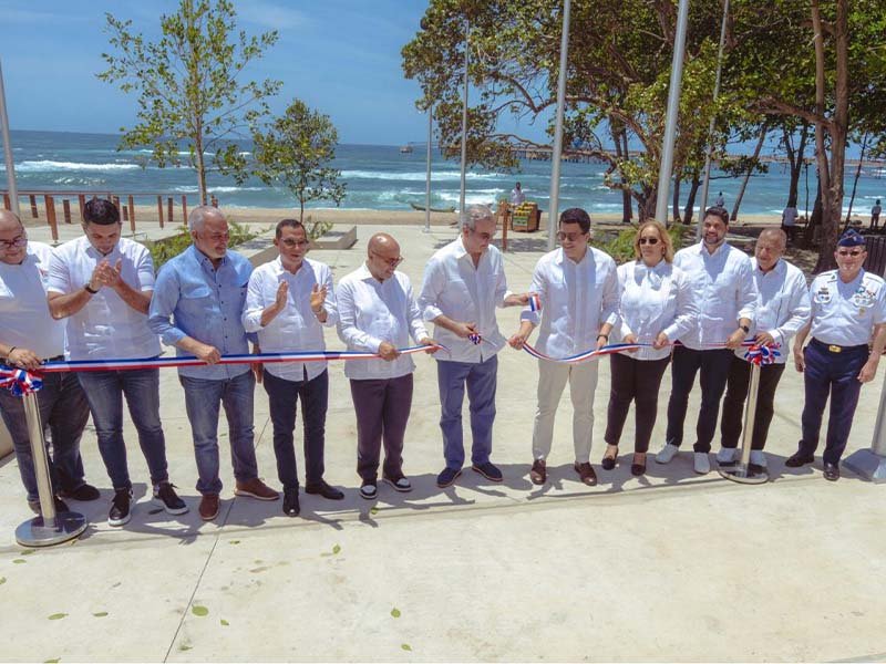 Presidente Abinader y ministro Collado inauguran malecón de Haina