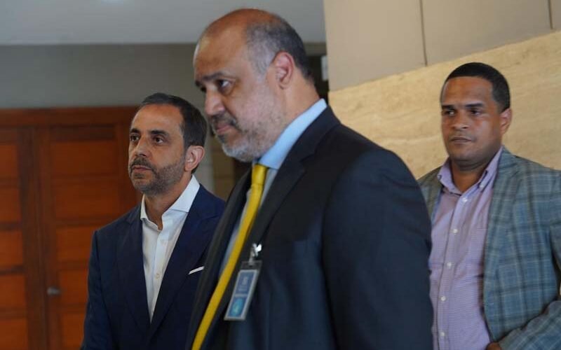Antonio Espaillat, dueño del Jet Set, se presenta a la Procuraduría con su abogado y su hermana