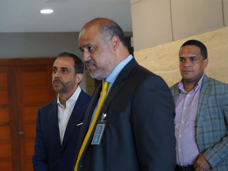 Antonio Espaillat, dueño del Jet Set, se presenta a la Procuraduría con su abogado y su hermana