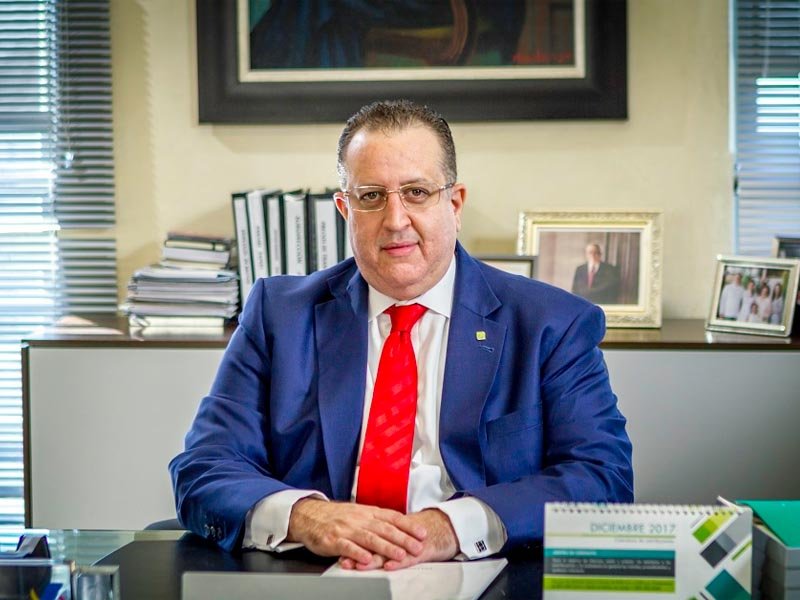 Magín J. Díaz es designado ministro de Hacienda