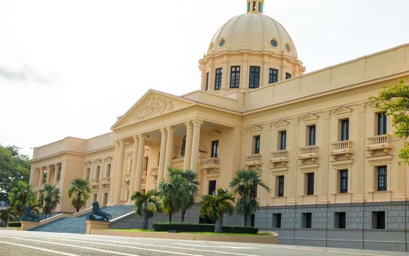 Presidente Abinader promulga Ley 45-25 que dispone la fusión de Hacienda y el Ministerio de Economía, Planificación y Desarrollo