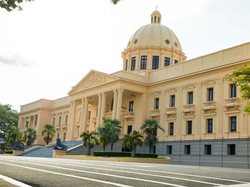Presidente Abinader promulga Ley 45-25 que dispone la fusión de Hacienda y el Ministerio de Economía, Planificación y Desarrollo