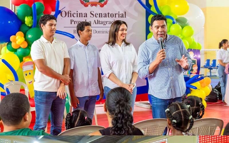 Senador Cholitín impulsa regreso a clases con mochilas y sonrisas